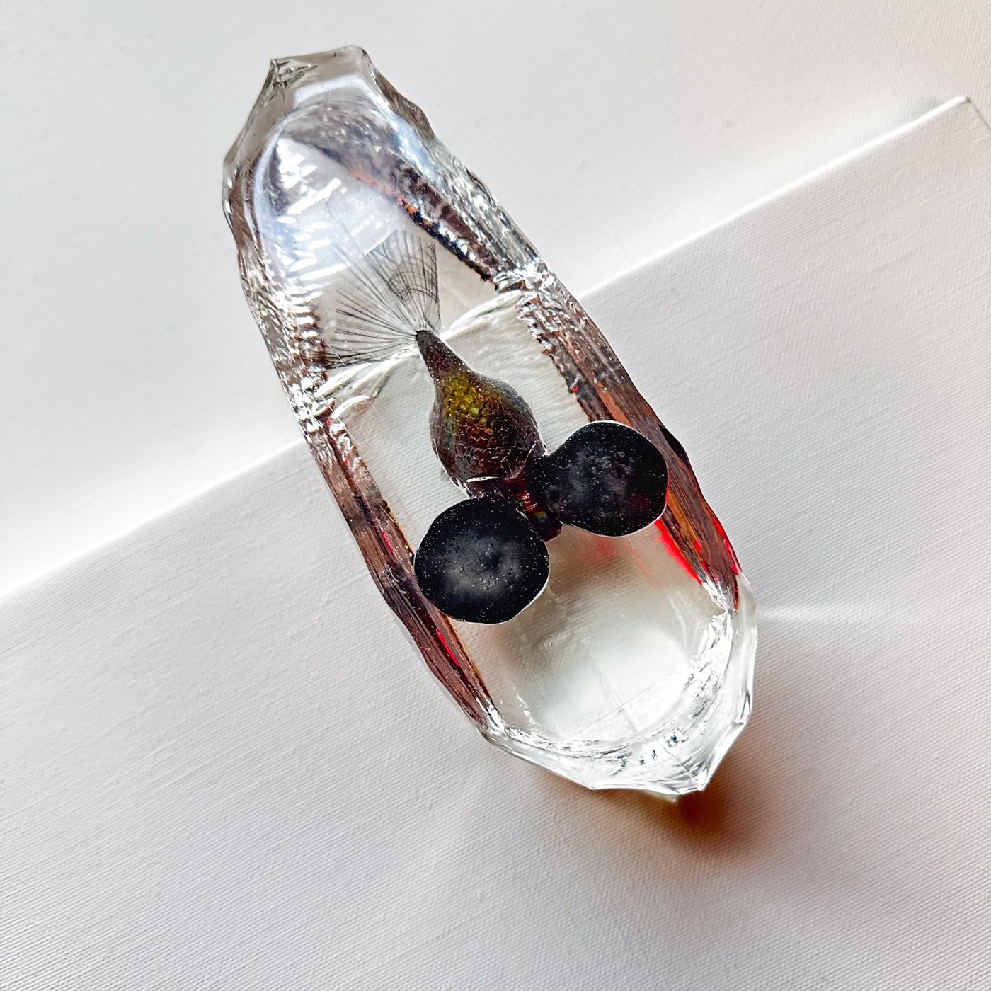 鋳金で制作した金魚の作品「黒浅葱水泡眼」