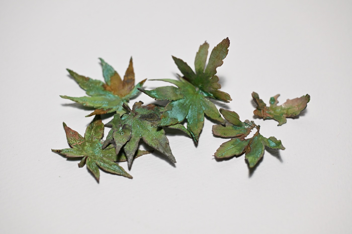 青紅葉 — 緑青で染めた鋳金の紅葉
