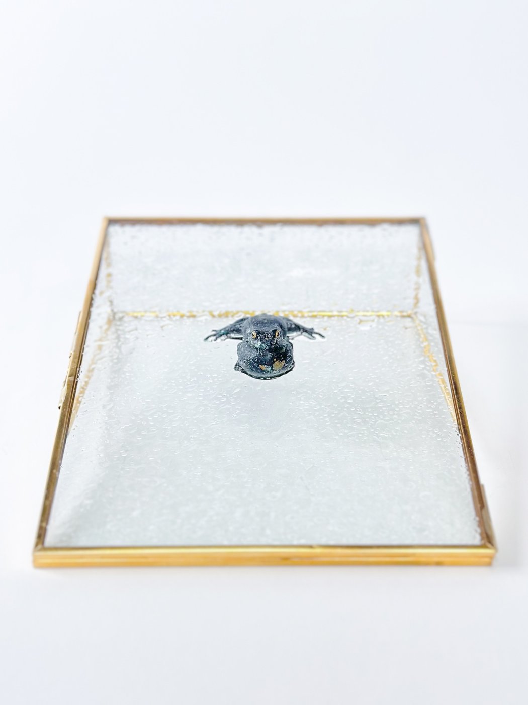 鋳金で制作したカエルの作品「雨ノ蛙「夜雨」」