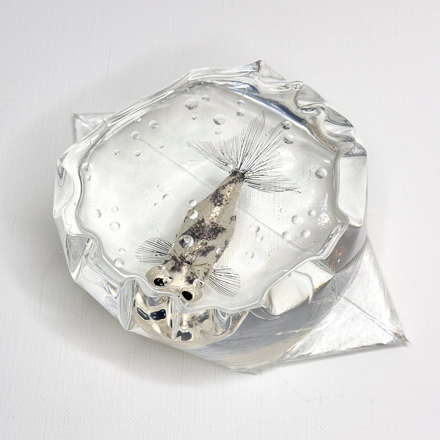 鋳金で制作した金魚の作品「銀黒頂天眼」