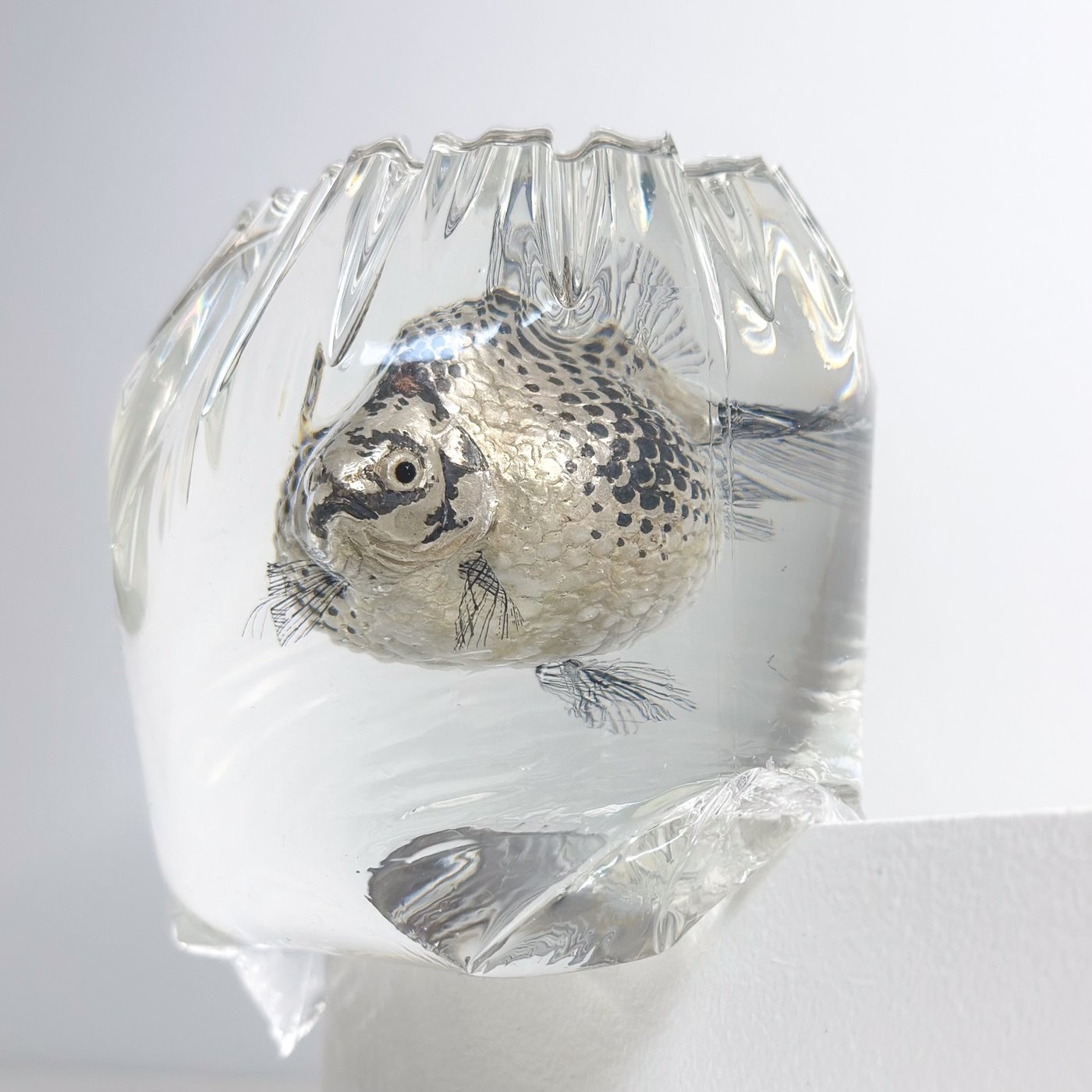 鋳金で制作した金魚の作品「銀水玉珍珠鱗」