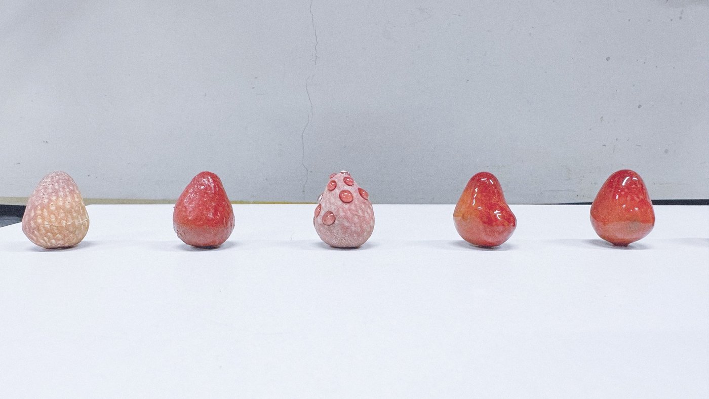 鋳金で制作した果物モチーフの作品「苺飴」