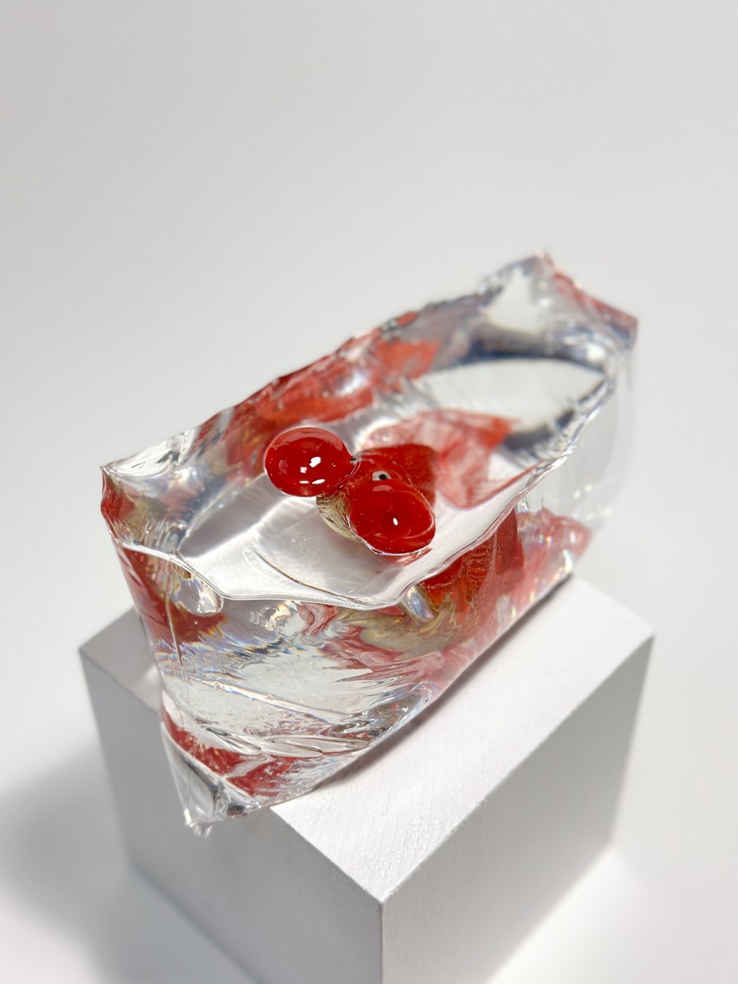 鋳金で制作した金魚の作品「朱色水泡眼」