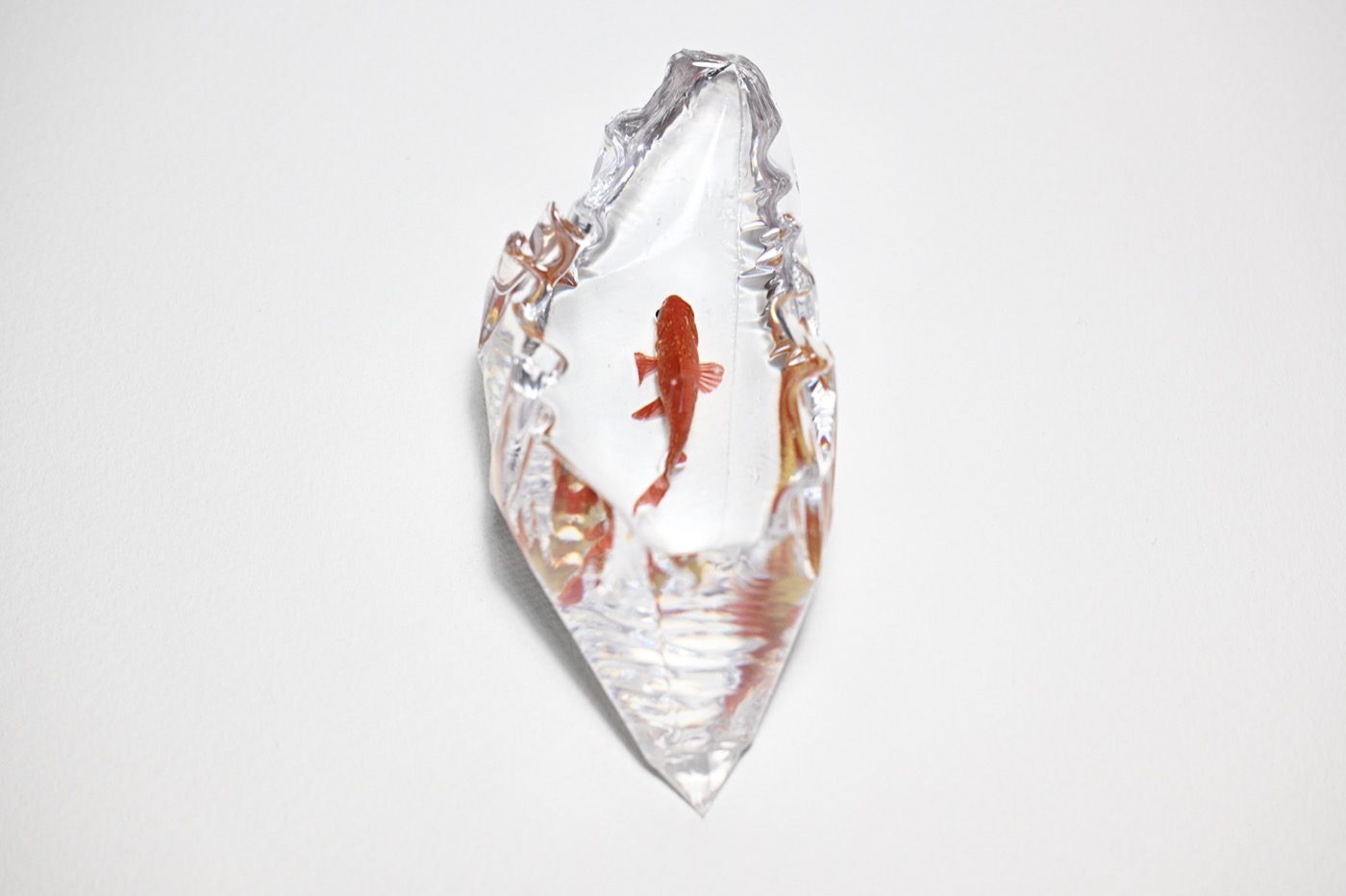 鋳金で制作した金魚の作品「朱色和金」